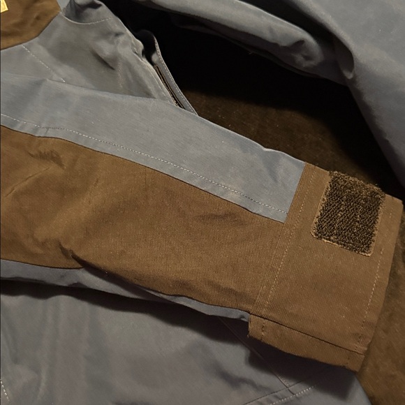 The North Face Two-Tone Blue and Black Hooded Jacket - Picture 7 of 10